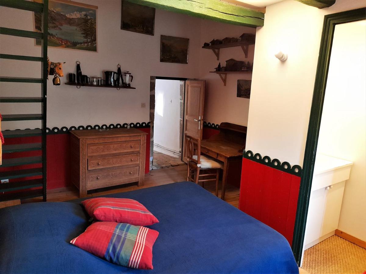 Les Chambres Du Logis Du Chatelier Bressuire Exterior photo